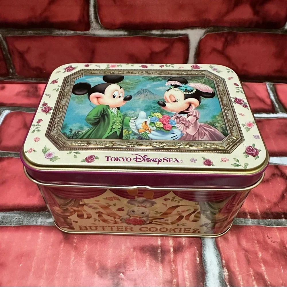 Disney Universal Studios Tokyo Japan Mickey and Minnie Cookie Tin